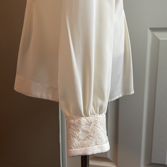 EUC Notations Women’s sz. 8 Ivory and Lace long sleeve blouse with pearl buttons - Picture 13 of 15